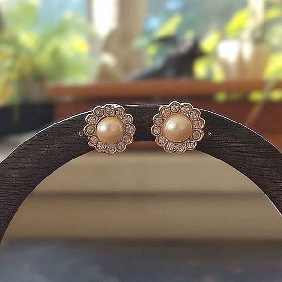 Vtg cultured pearl and rhinestone gold tone halo studs - Picture 3 of 7